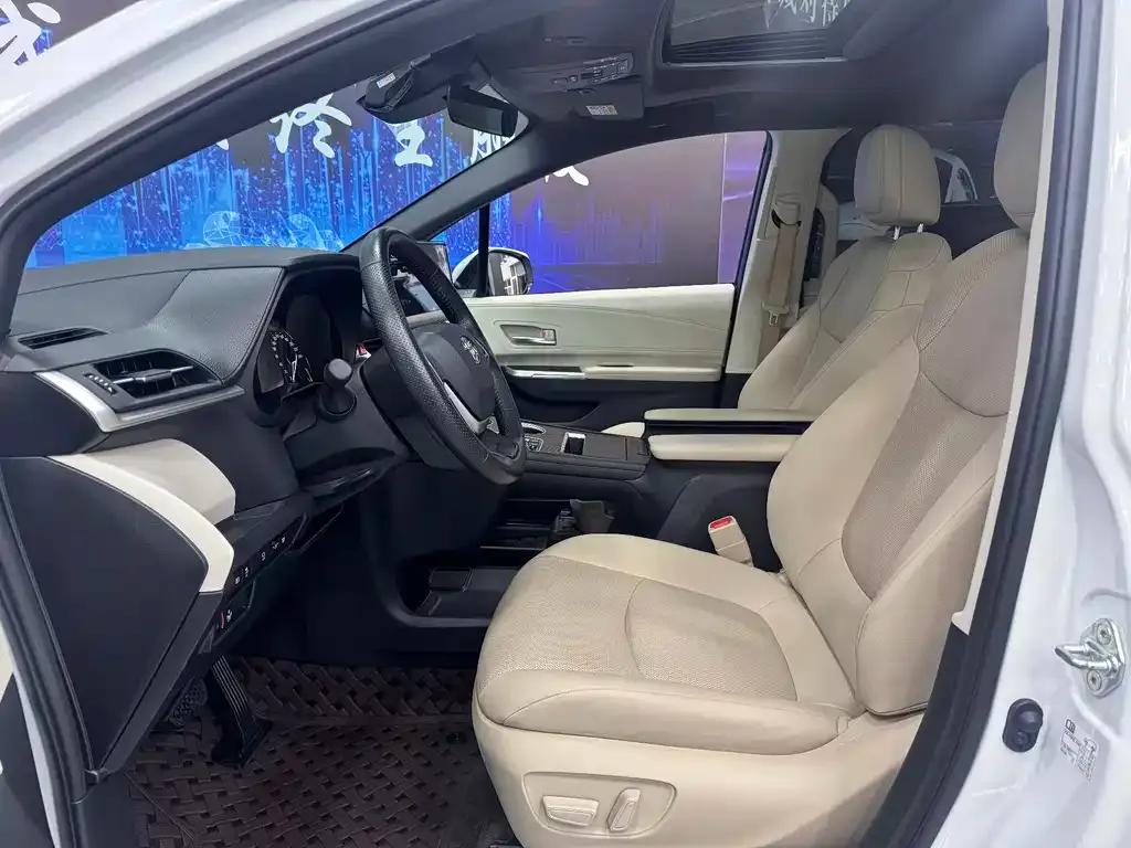 Toyota Granvia — фото 10