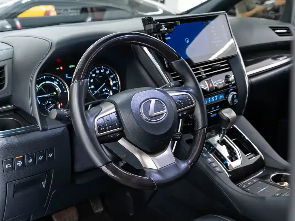 Lexus LM — фото 3