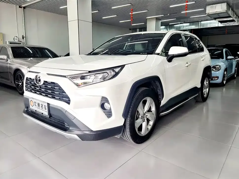 Toyota RAV4 — фото 1