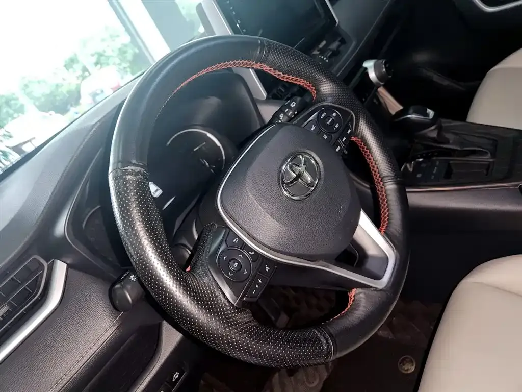 Toyota RAV4 — фото 6