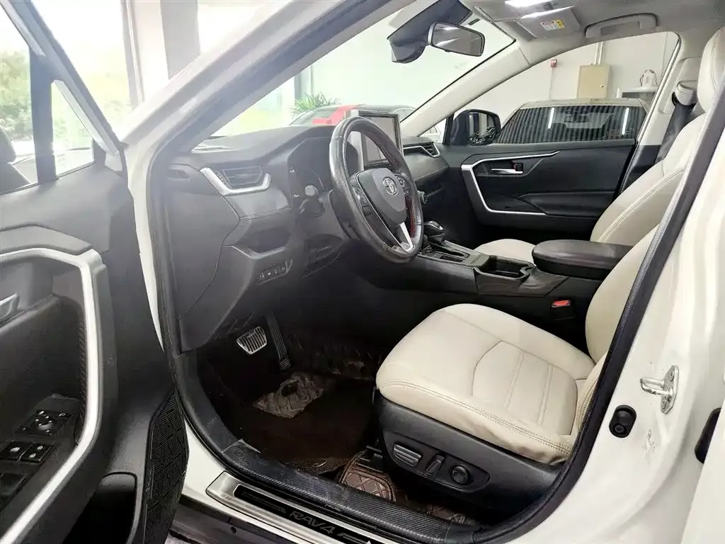 Toyota RAV4 — фото 10