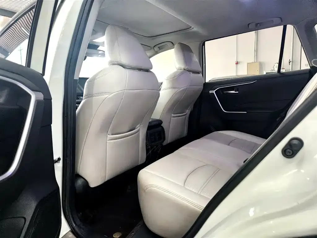 Toyota RAV4 — фото 2