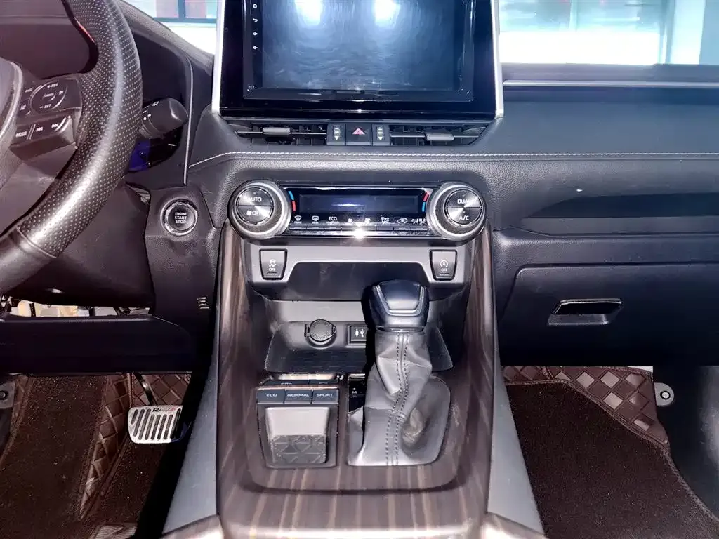 Toyota RAV4 — фото 8