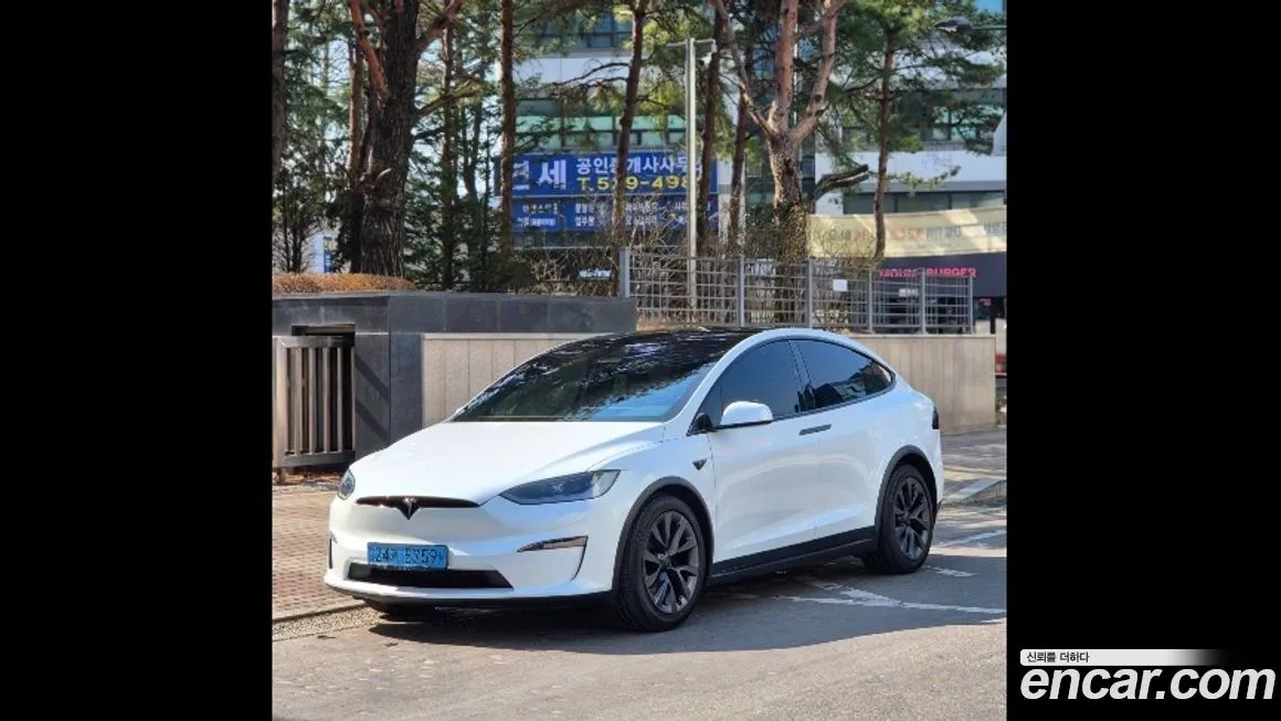 Tesla Model X — фото 1