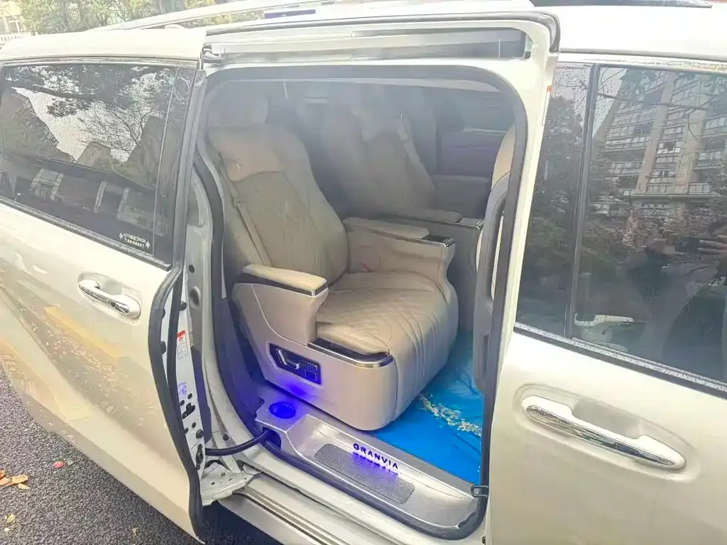 Toyota Granvia — фото 2