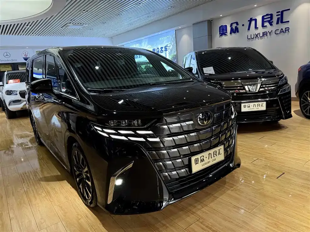 Toyota Alphard — фото 1