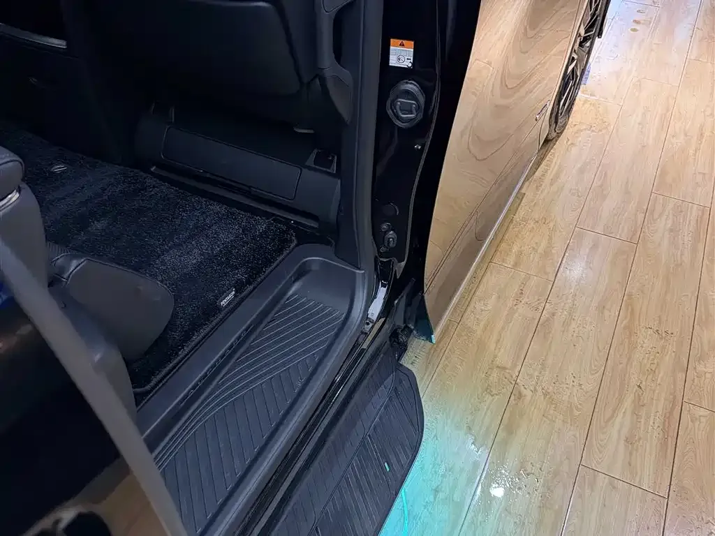 Toyota Alphard — фото 8