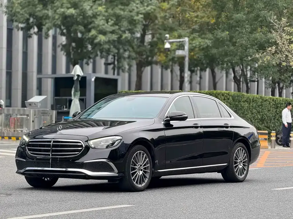 Mercedes-Benz E-Class — фото 1