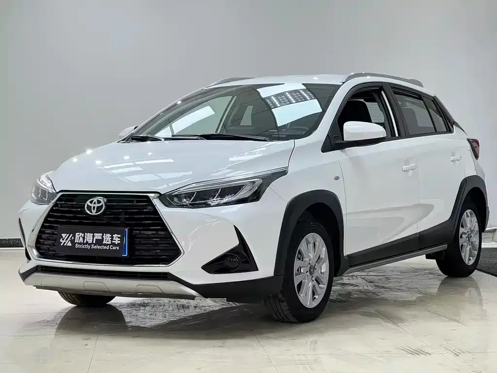 Toyota Yaris L — фото 1
