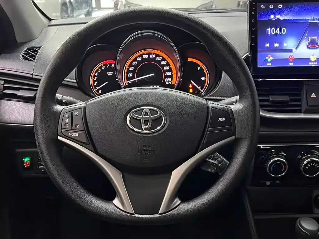Toyota Yaris L — фото 10