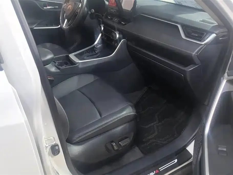 Toyota RAV4 — фото 10