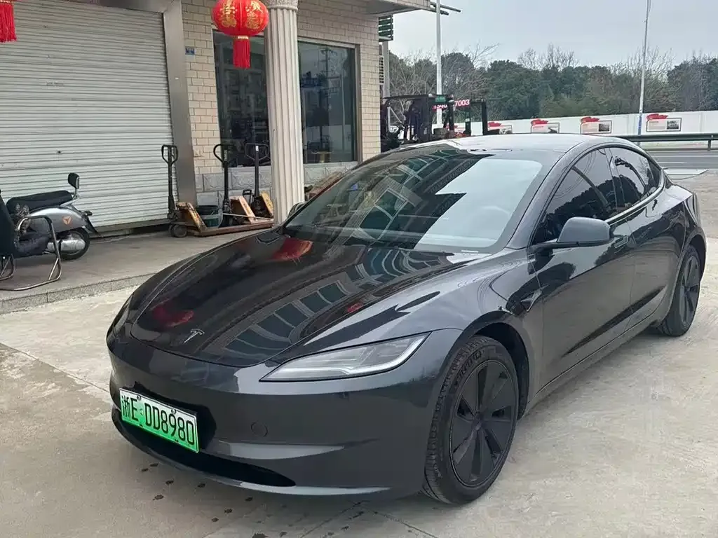 Tesla Model 3 — фото 1