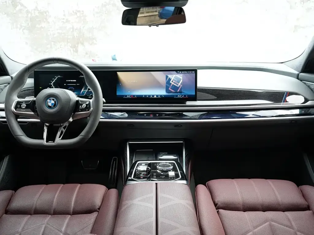 BMW i7 — фото 6
