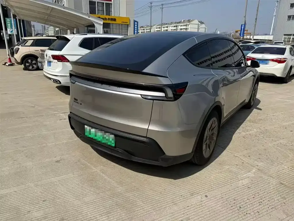 Tesla Model Y L — фото 6