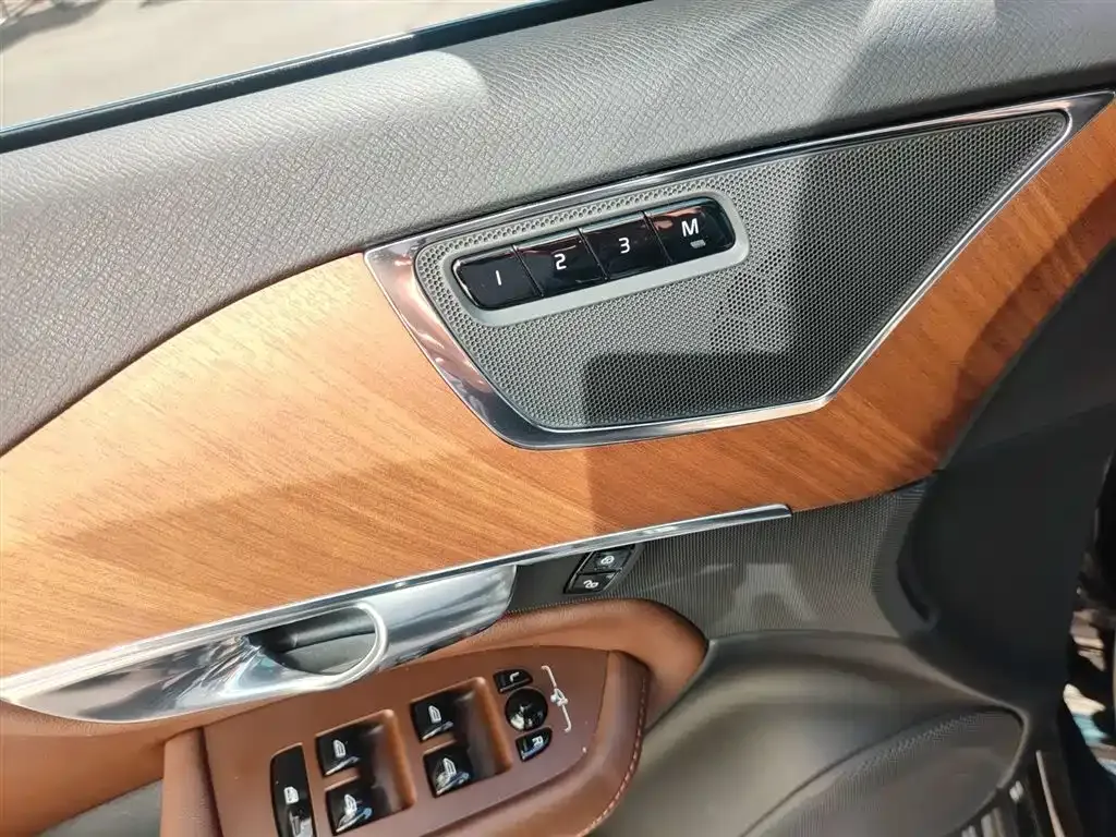 Volvo XC90 — фото 10