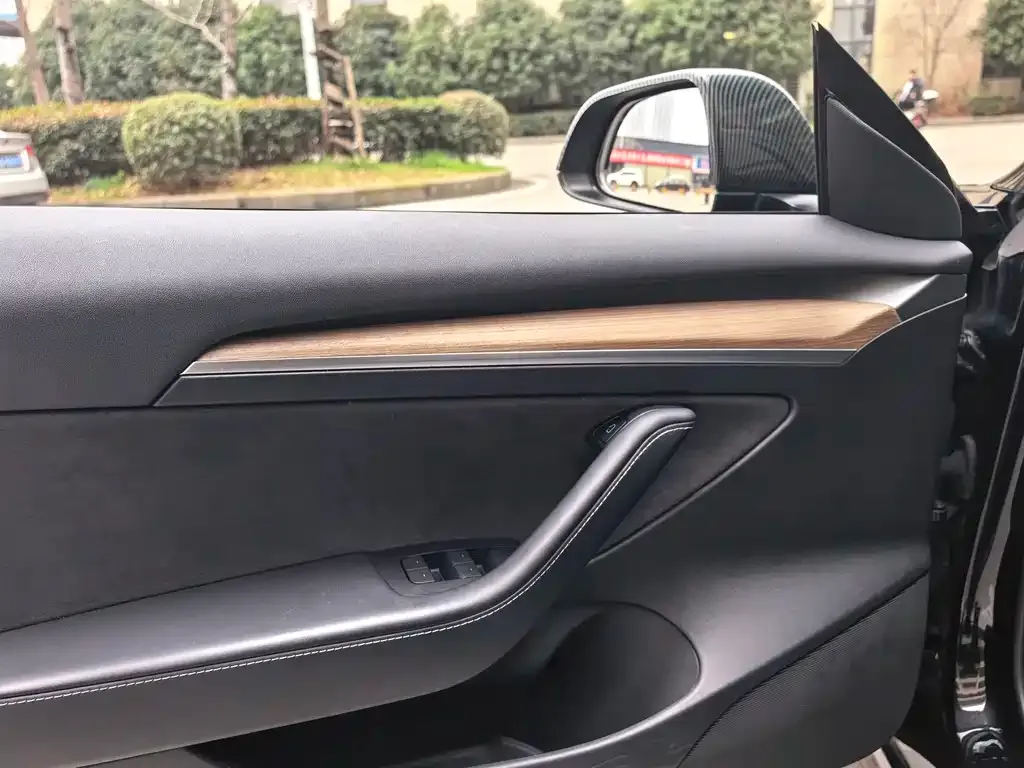 Tesla Model 3 — фото 3