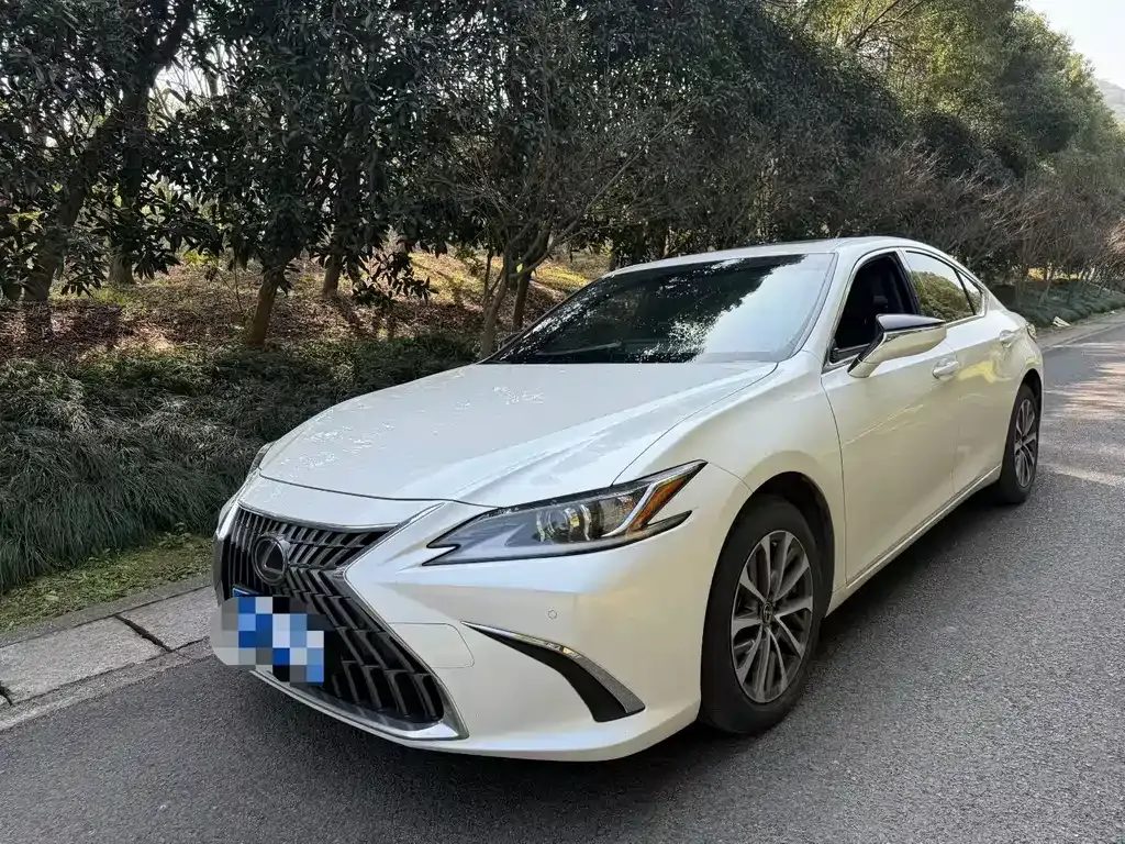 Lexus ES — фото 1