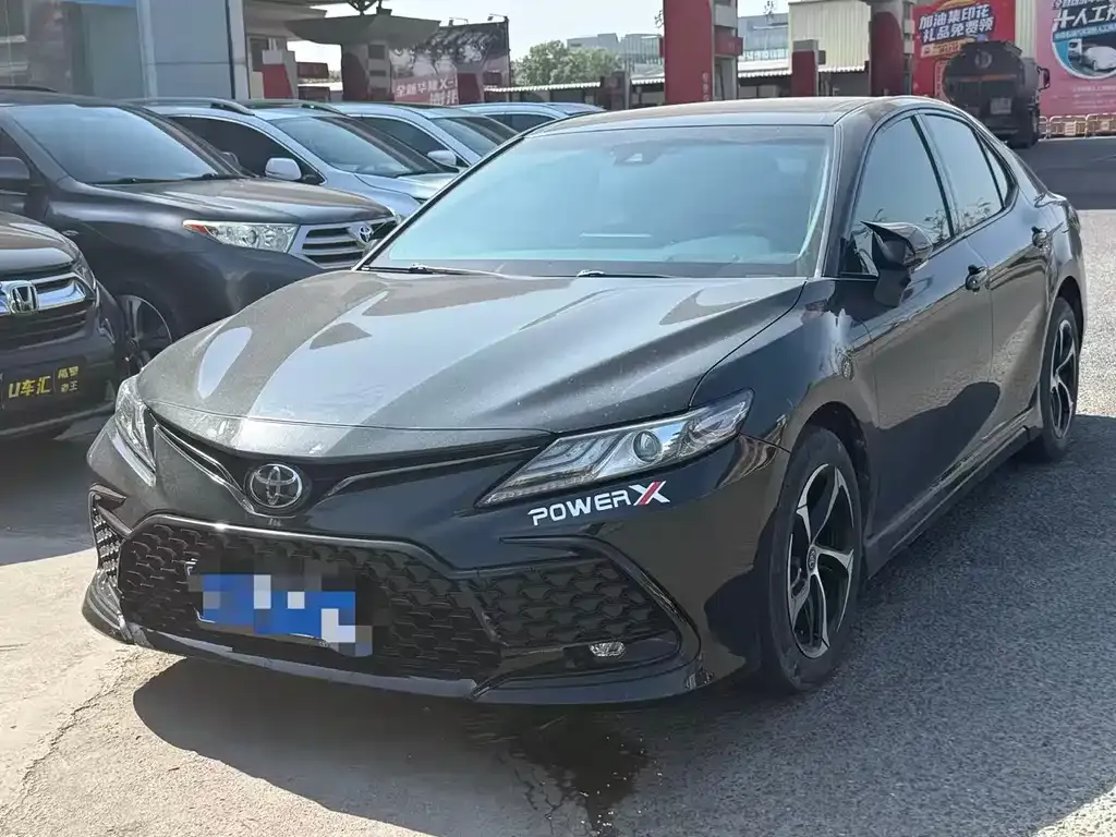 Toyota Camry — фото 1