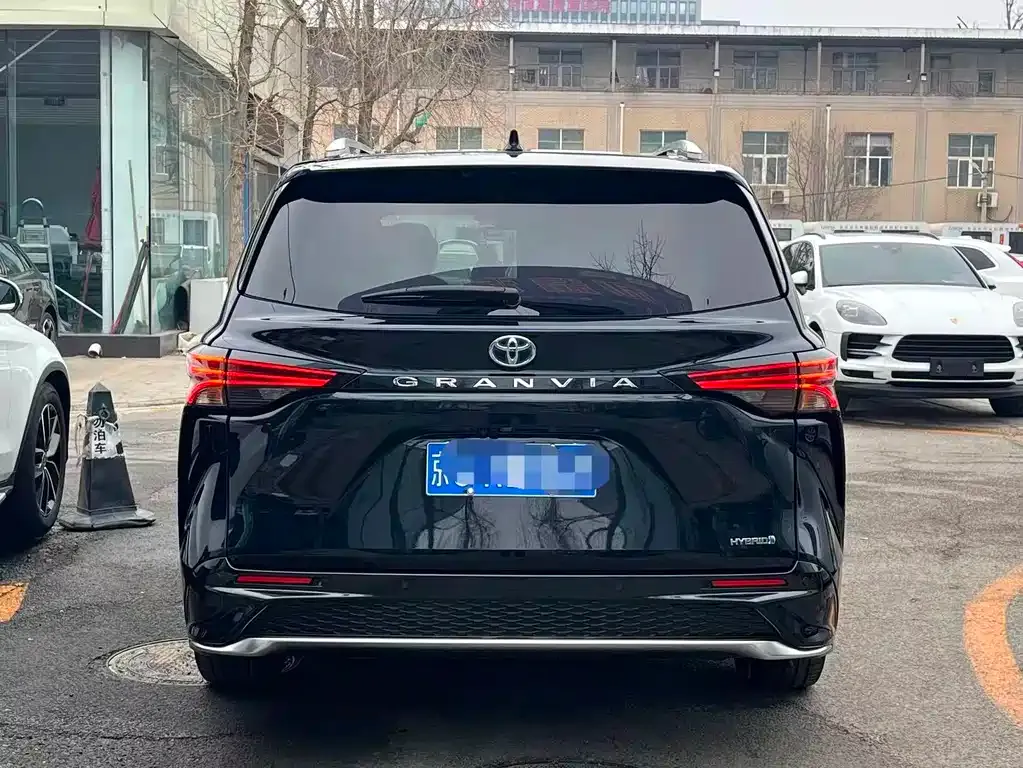 Toyota Granvia — фото 7