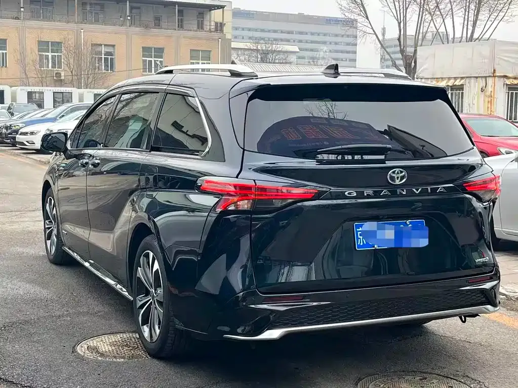 Toyota Granvia — фото 6