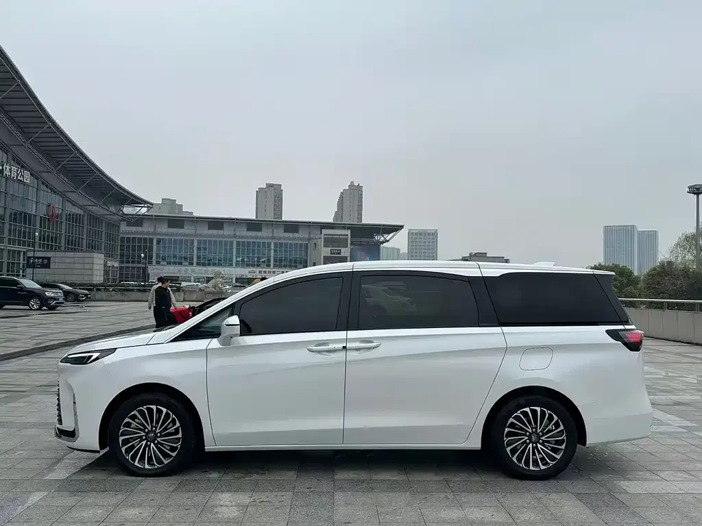 Buick GL8 Hybrid — фото 2