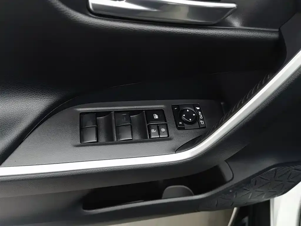 Toyota RAV4 — фото 6