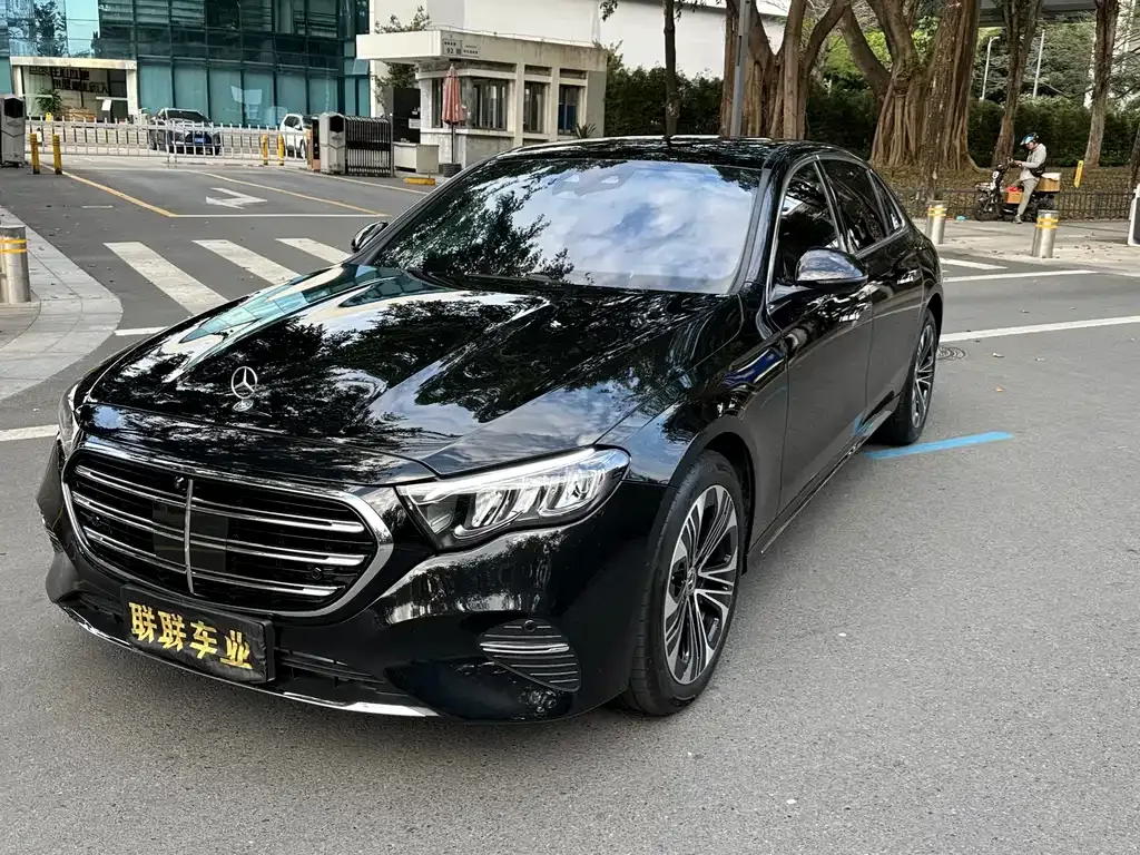 Mercedes-Benz E-Class — фото 1