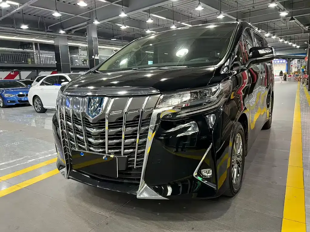 Toyota Alphard — фото 1