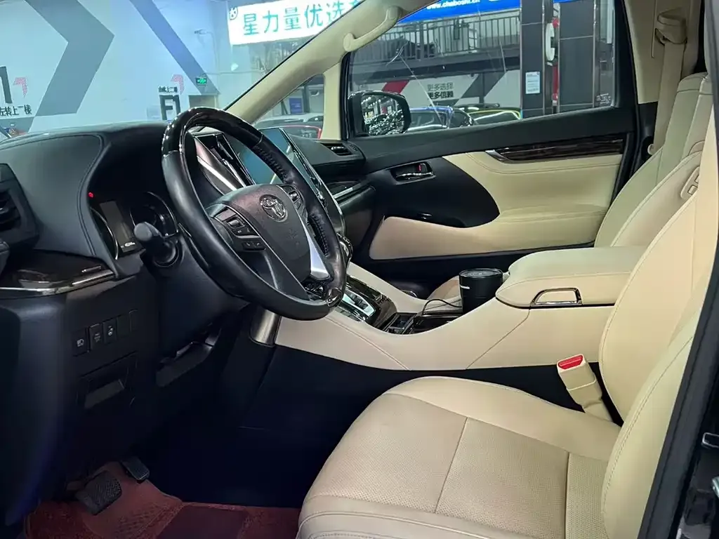 Toyota Alphard — фото 2