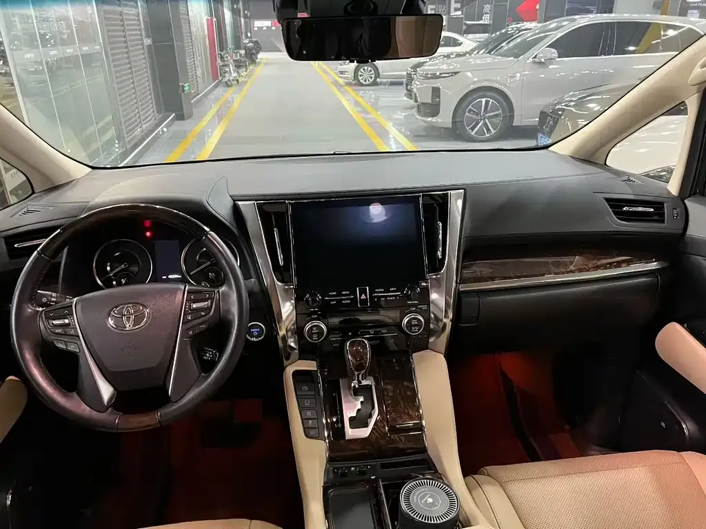Toyota Alphard — фото 5