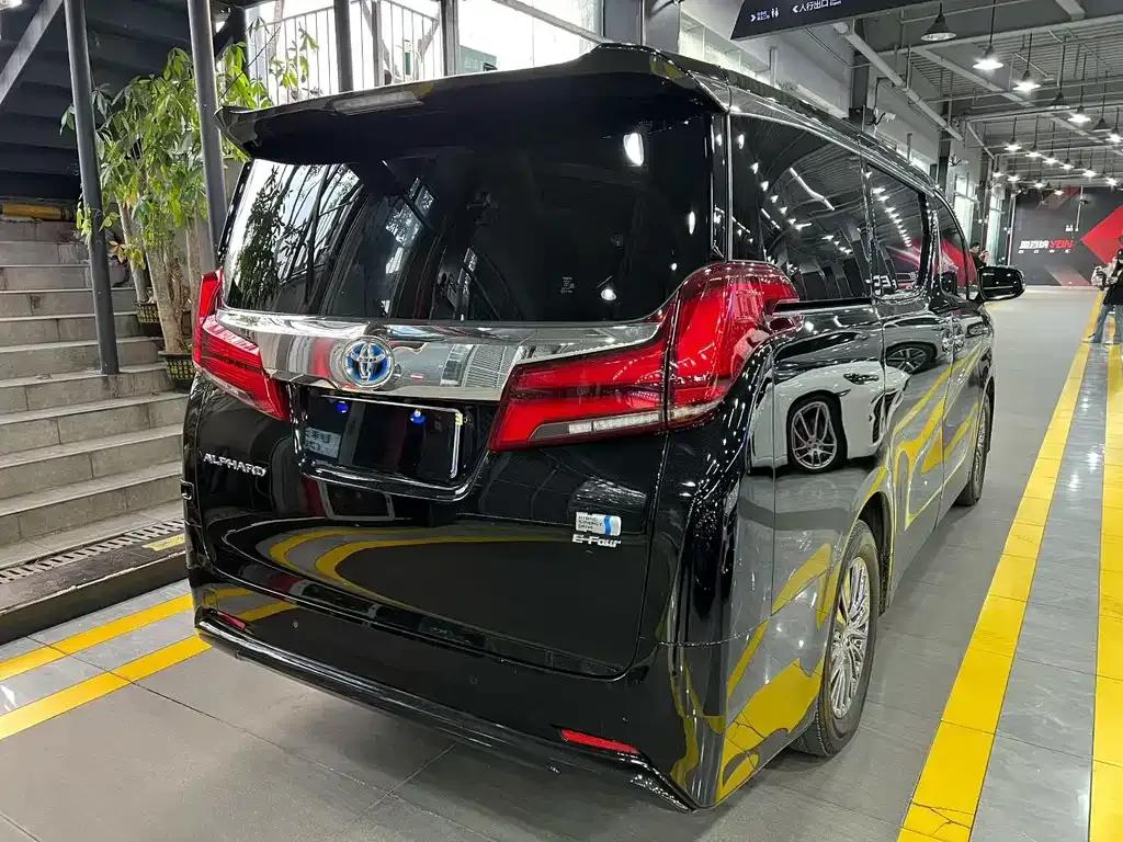 Toyota Alphard — фото 7