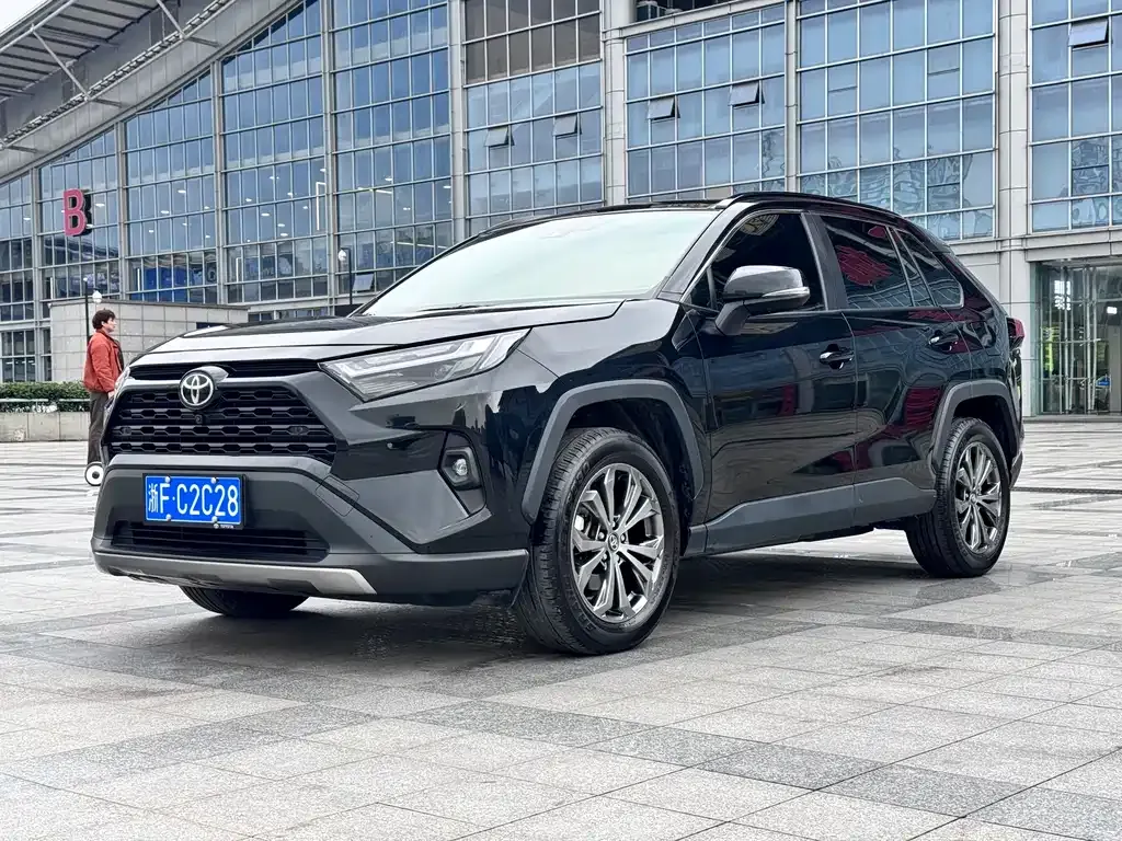 Toyota RAV4 — фото 1