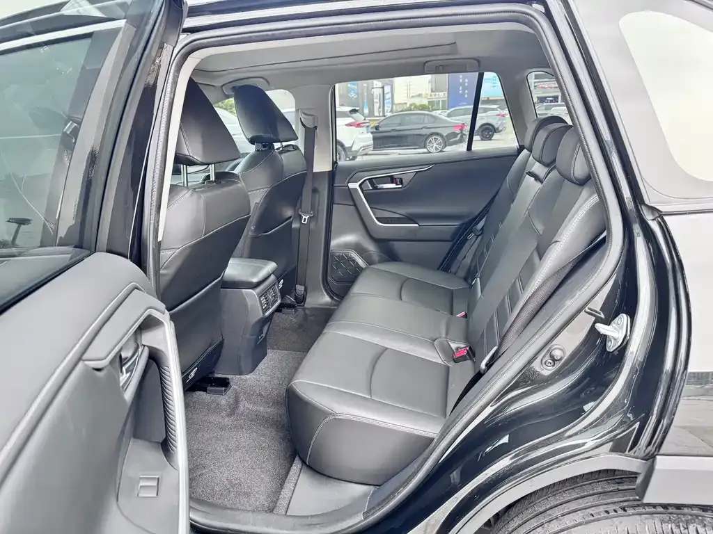 Toyota RAV4 — фото 7