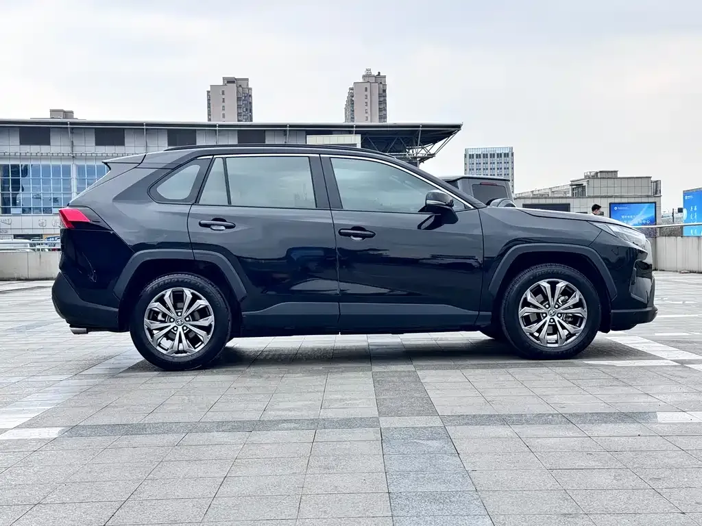 Toyota RAV4 — фото 3