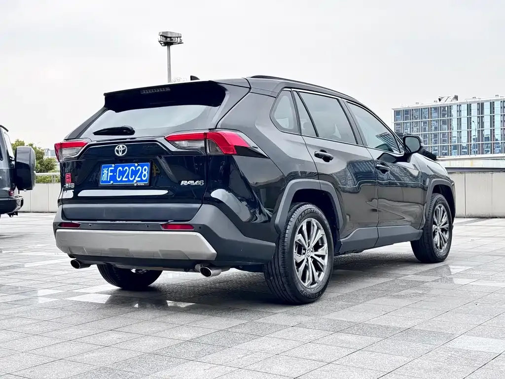 Toyota RAV4 — фото 5