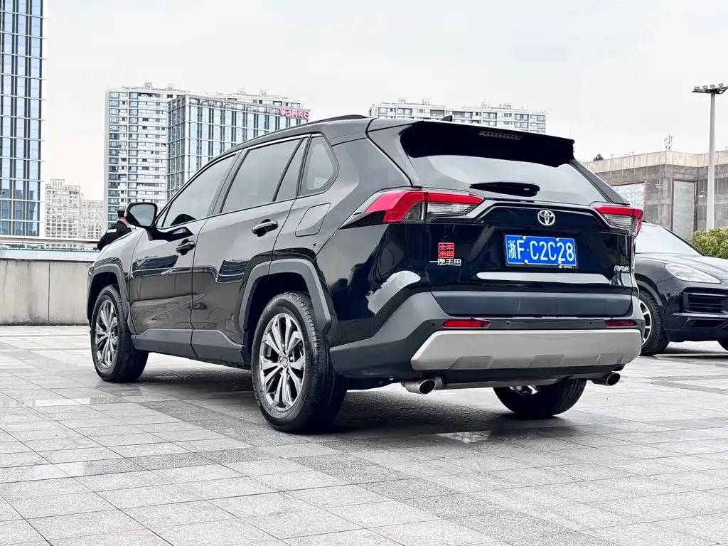 Toyota RAV4 — фото 6