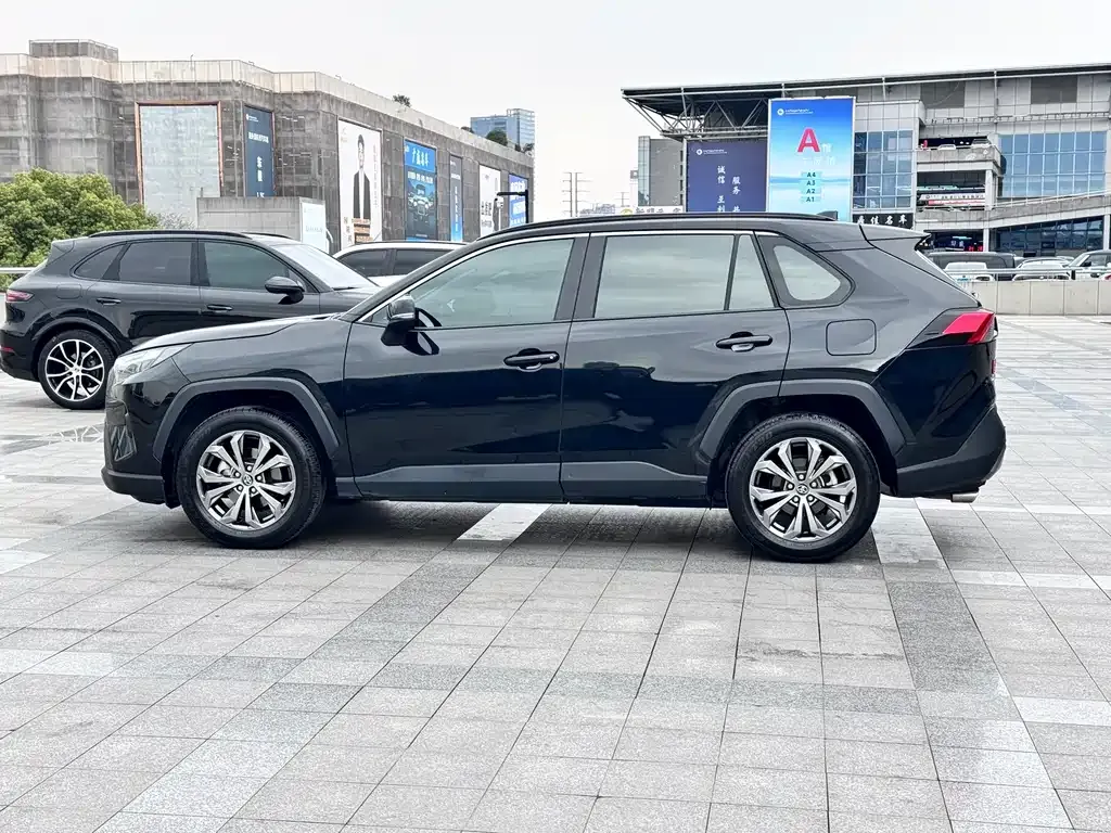 Toyota RAV4 — фото 4