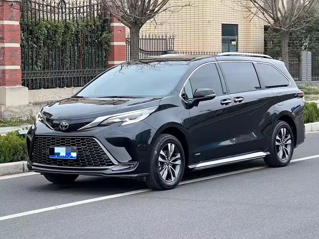 Toyota Granvia — фото 1