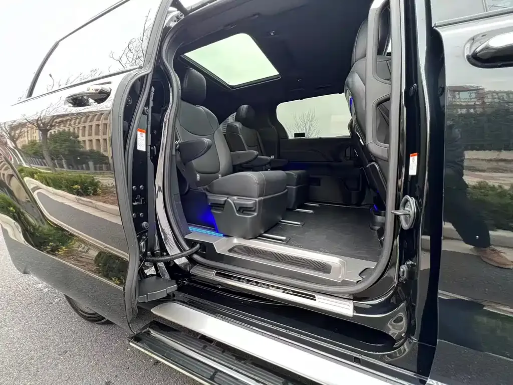 Toyota Granvia — фото 2
