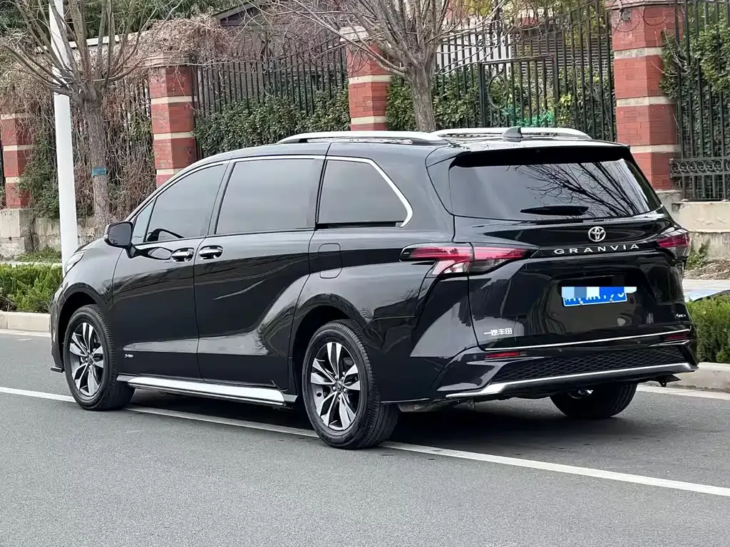 Toyota Granvia — фото 10