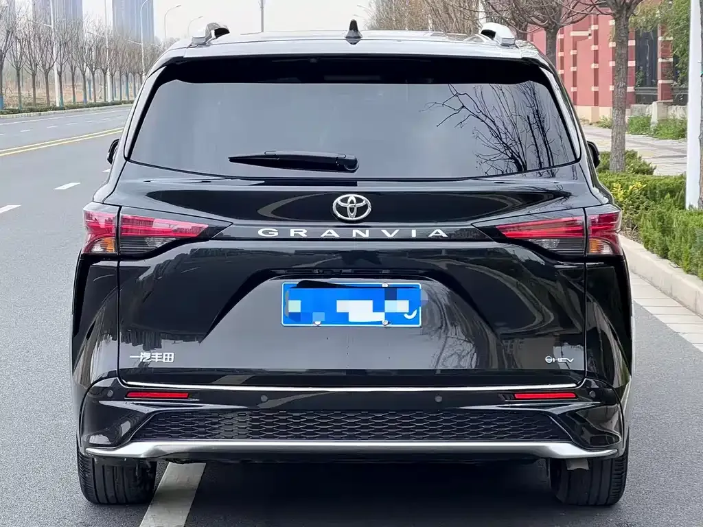 Toyota Granvia — фото 3