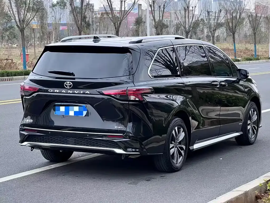 Toyota Granvia — фото 5