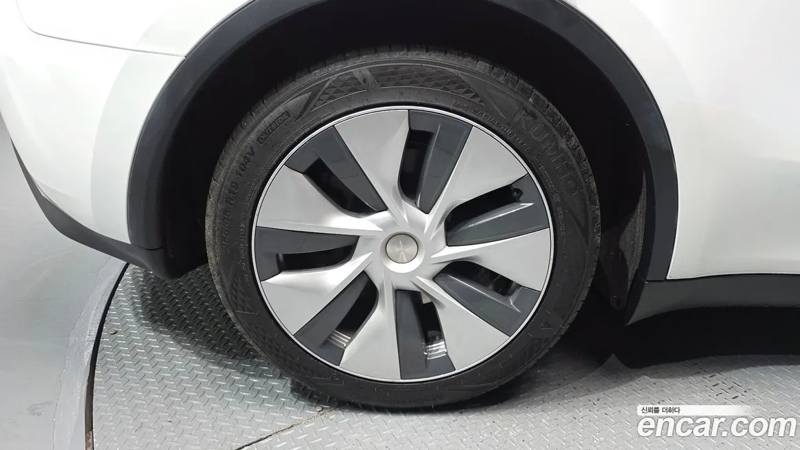 Tesla Model Y — фото 10