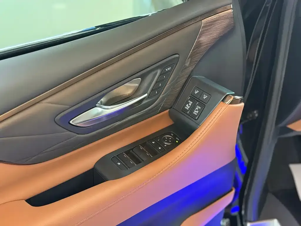 Toyota Alphard — фото 5