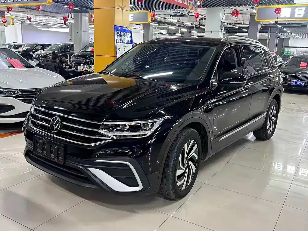 Volkswagen Tiguan L — фото 1
