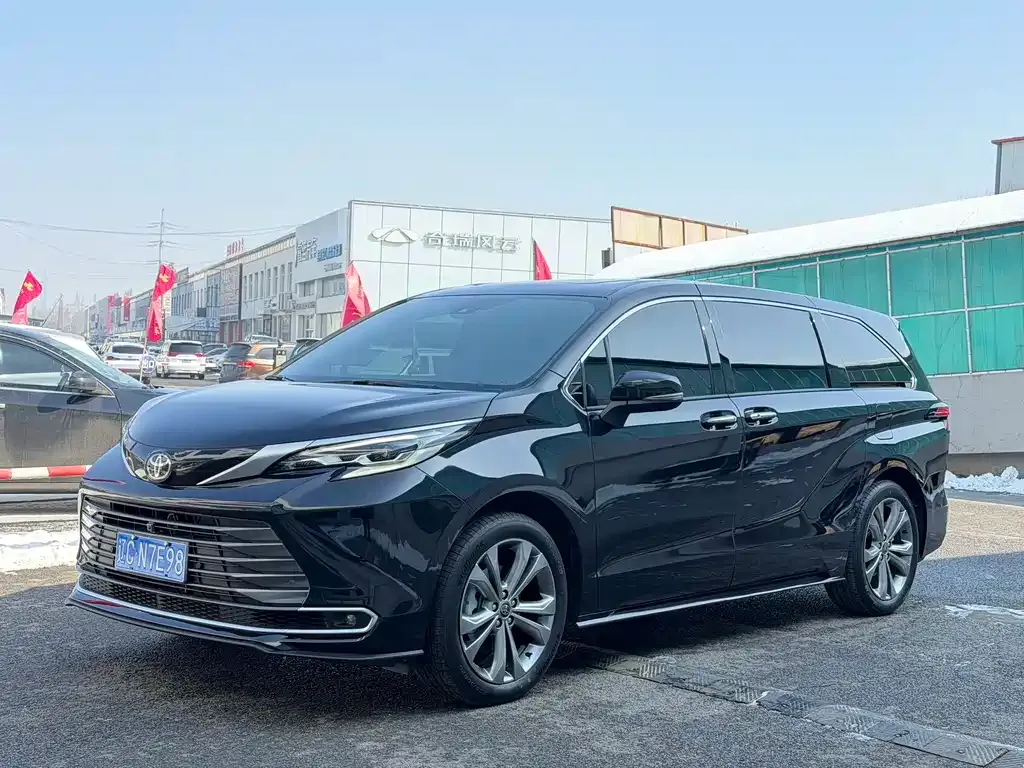 Toyota Sienna — фото 1