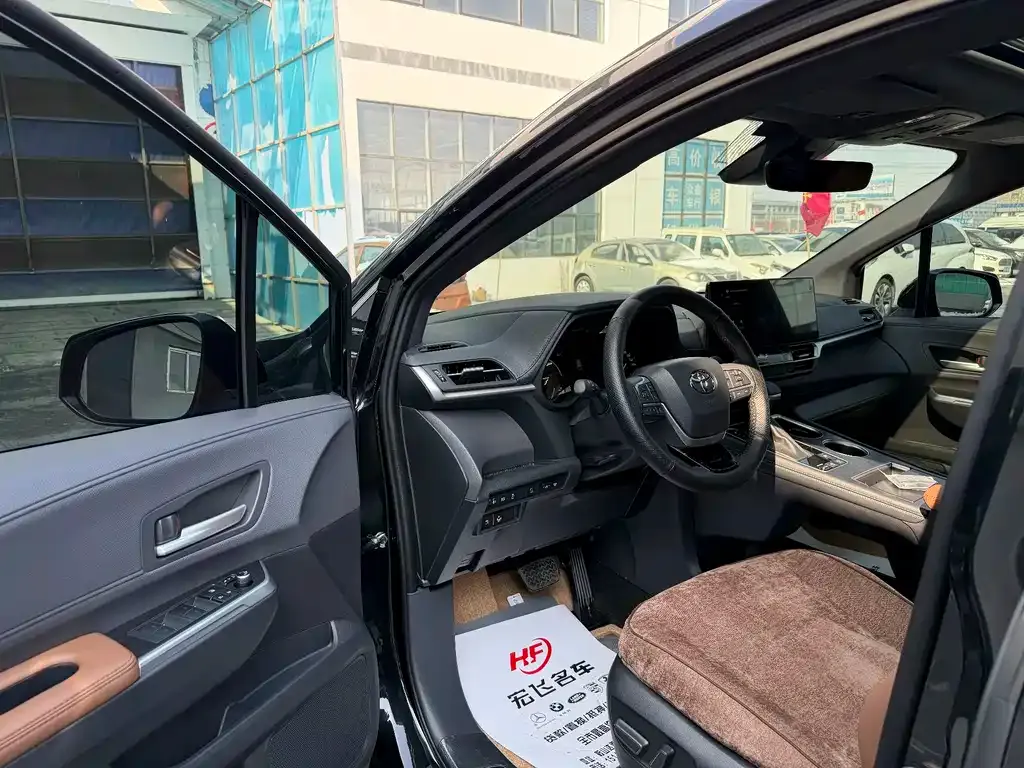 Toyota Sienna — фото 2