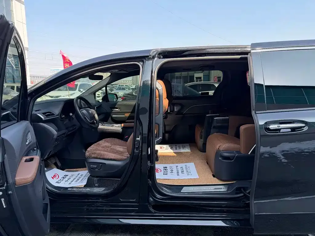 Toyota Sienna — фото 3