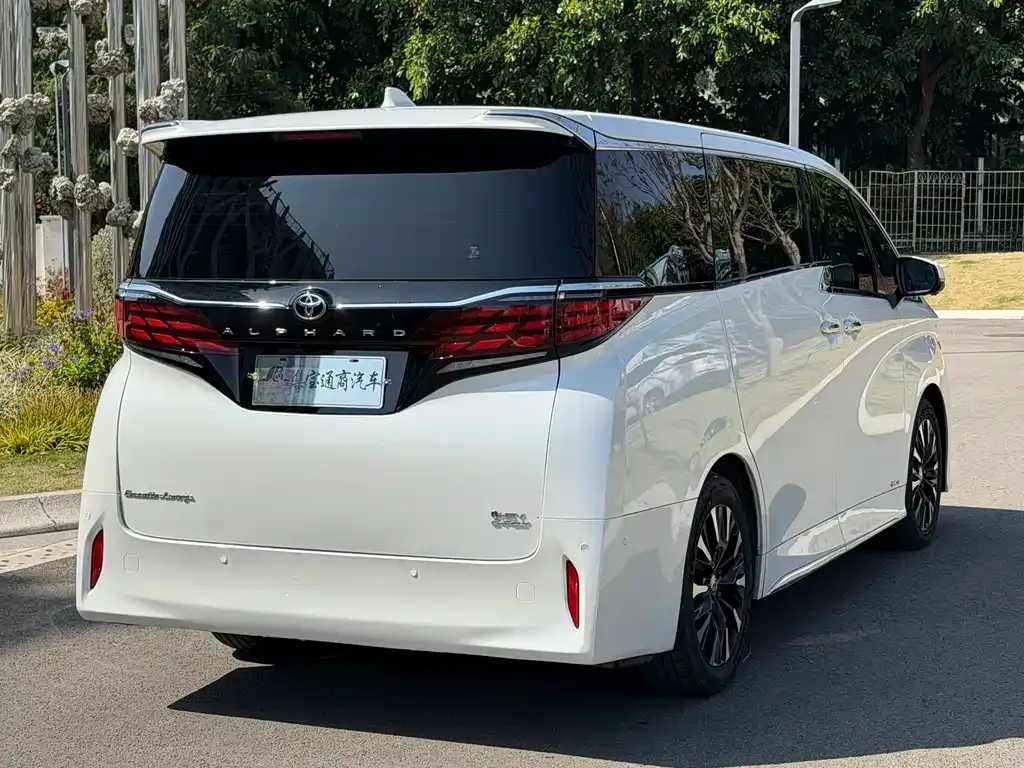 Toyota Alphard — фото 5