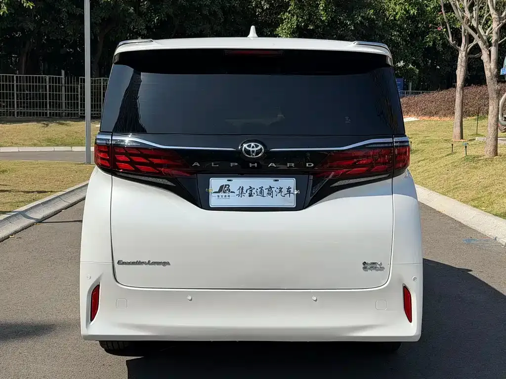 Toyota Alphard — фото 9